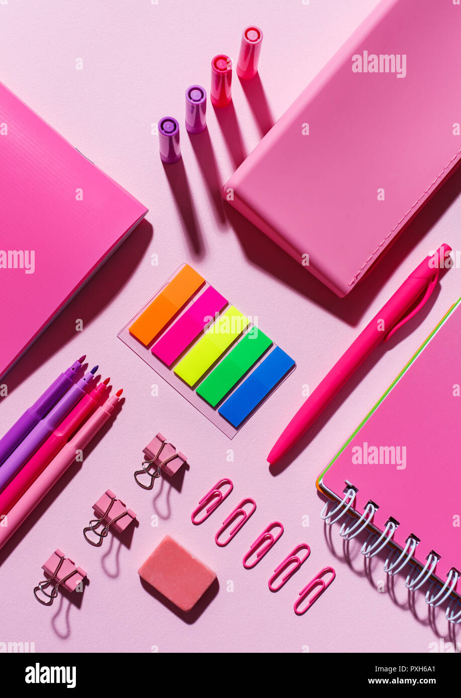 Autocollants de couleur rose, naturelle, trombones et sharpener Banque D'Images