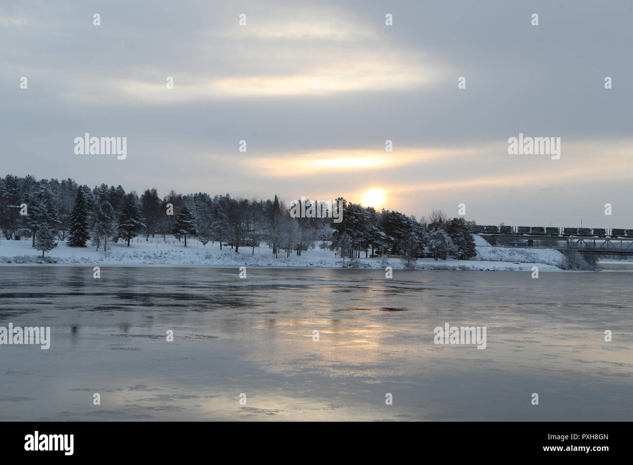 Une vue générale de la rivière Kemijoki partiellement gelés à Rovaniemi, Finlande. Rovaniemi est la capitale de la Laponie finlandaise et est situé sur le cercle arctique, c'est aussi le lieu de résidence officielle du Père Noël. Banque D'Images