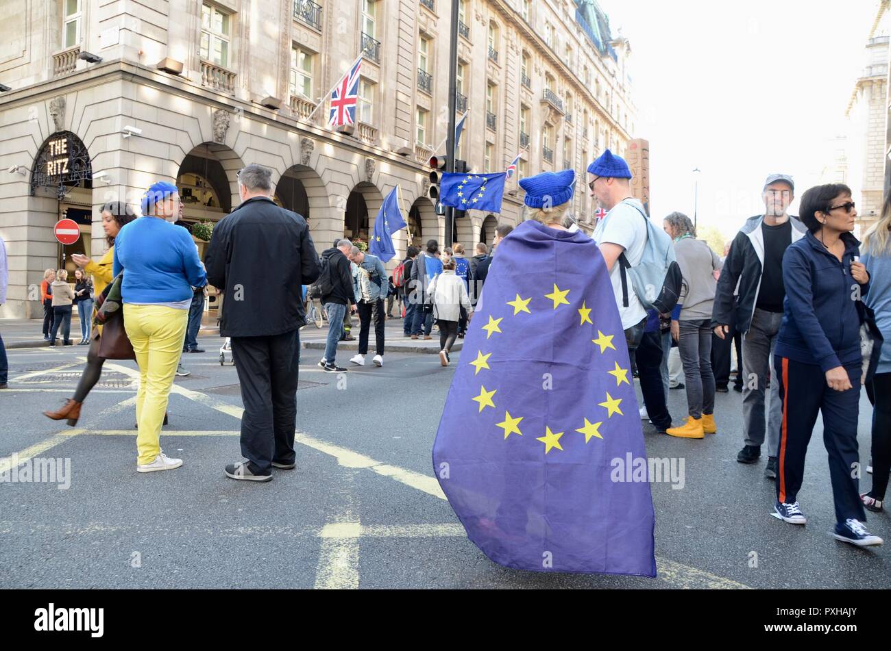 Une femme portant un drapeau de l'Union européenne au vote des peuples mars à Londres 20 octobre 2018 Banque D'Images