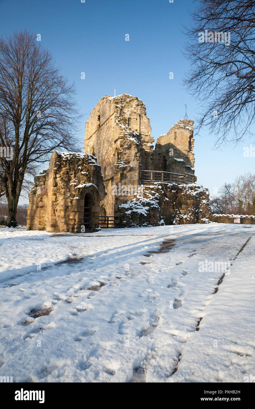 Vue d'hiver du château de Knaresborough dans Yorkshire du Nord après la neige Banque D'Images