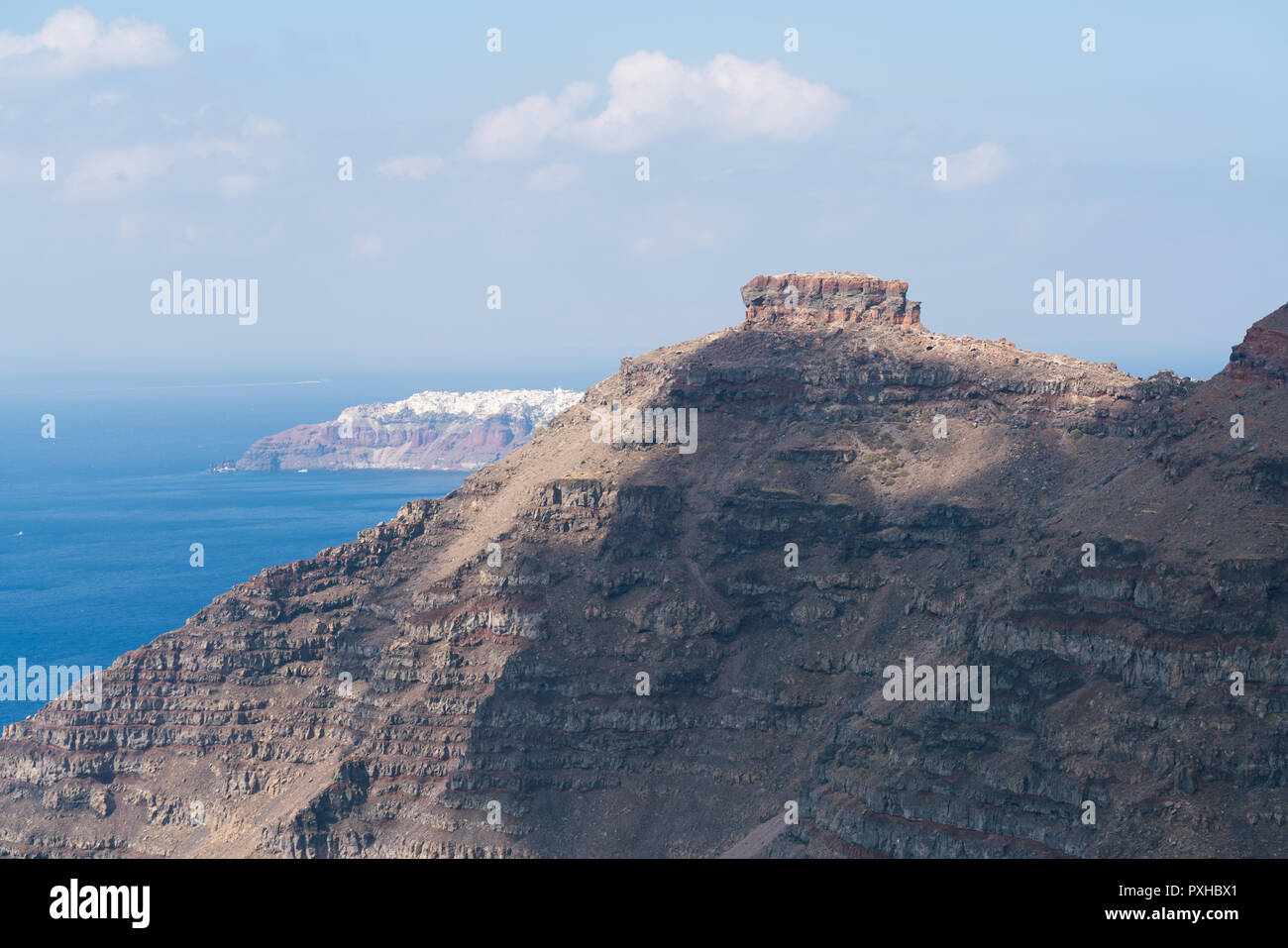 Droit de l'île de Santorin et la Skaros rock. Banque D'Images