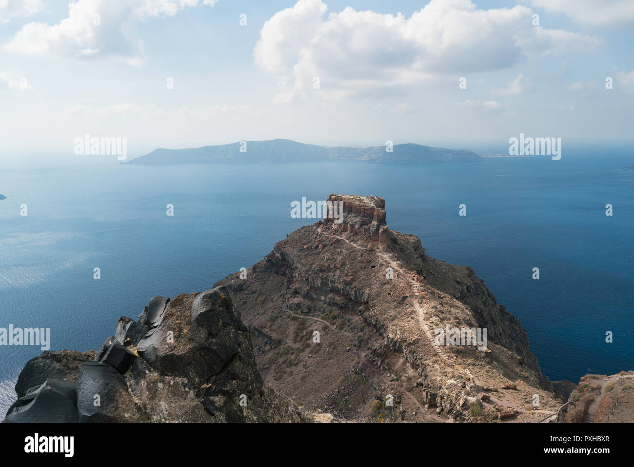 Droit de l'île de Santorin et la Skaros rock. Banque D'Images