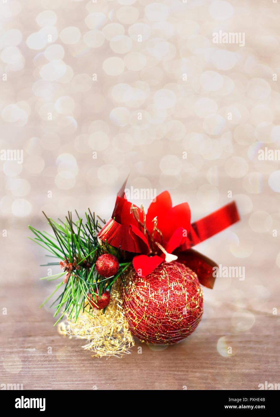 Boule De Noël Rouge Avec Un Brin De Vert Sur Un Fond De Bois