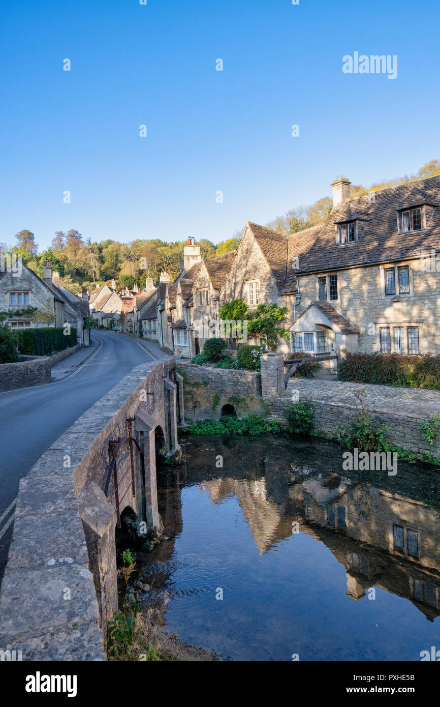 Chambres d'hôtes à Castle Combe en automne. Castle Combe, Chippenham, Wiltshire, Angleterre Banque D'Images