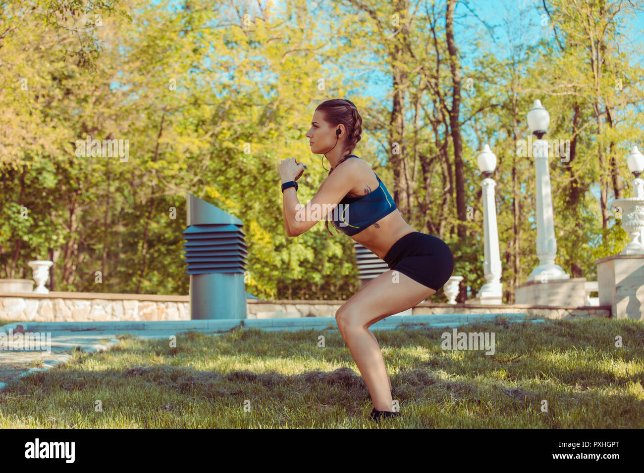 Fit woman formation dans le parc en automne Banque D'Images