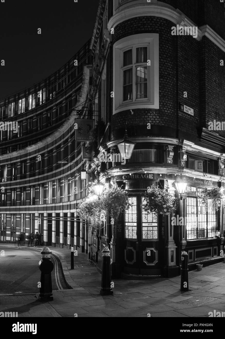 Nuit de droit de la Chambre publique de pilotage de paniers de fleurs suspendus sur St Andrews Hill, Londres Banque D'Images