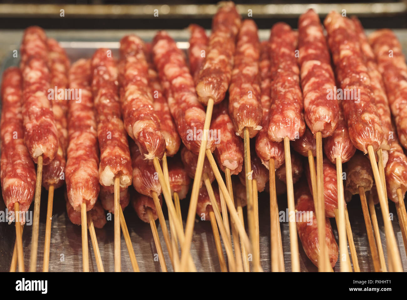 L'alimentation de rue en Asie. La viande sur un bâton. Banque D'Images