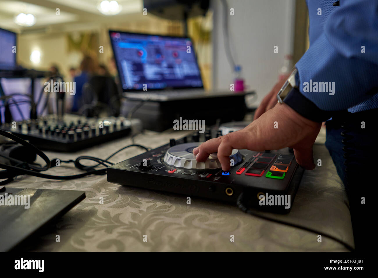DJ à la console Banque D'Images