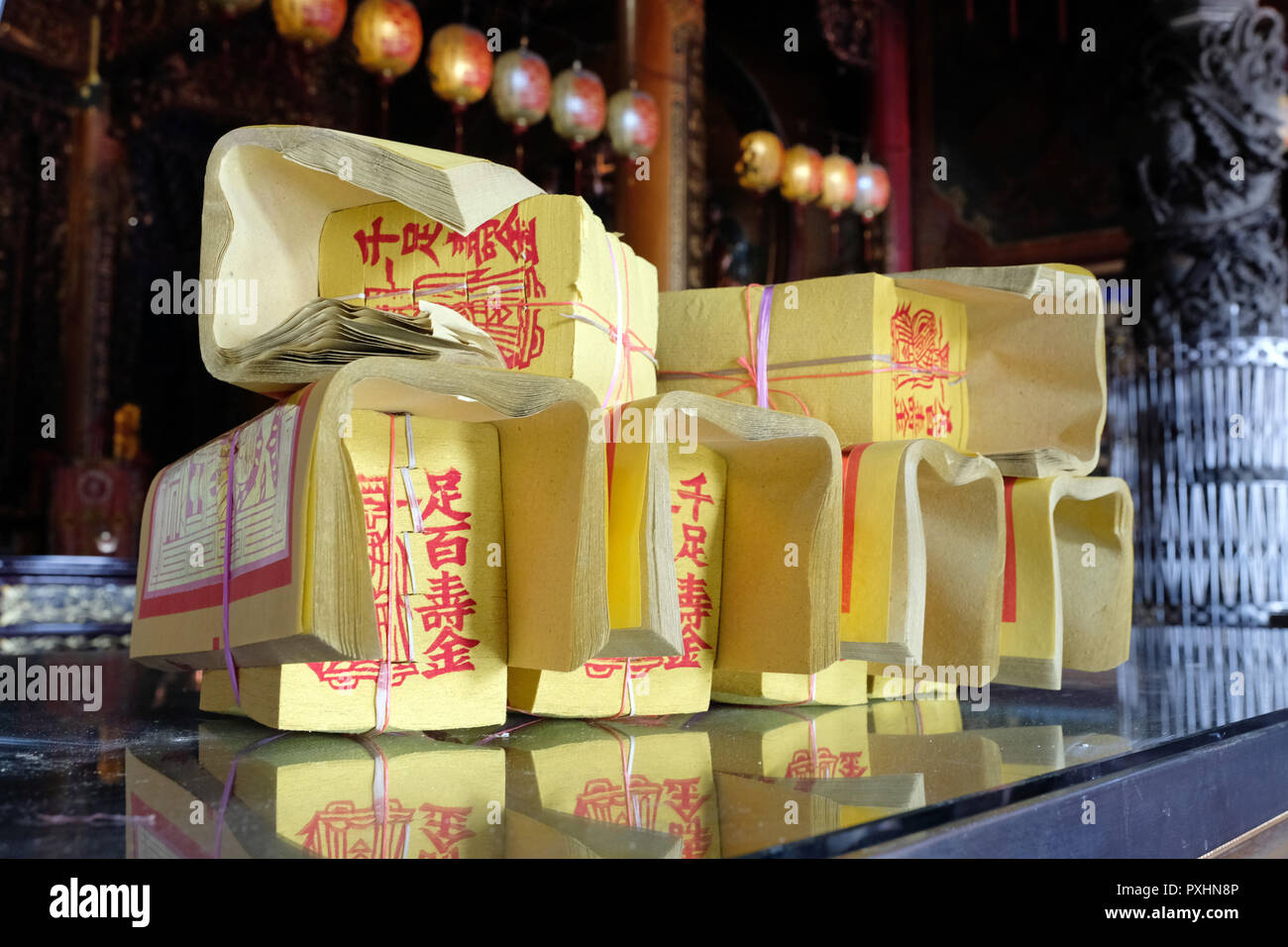 Jeu de papier d'argent pour acheter dans le taoïsme Temple en Chi Ku, Taiwan. Les factures sont brûlés comme une savrifire d'attendre dans la vie éternelle au paradis pour celui qui les brûla Banque D'Images