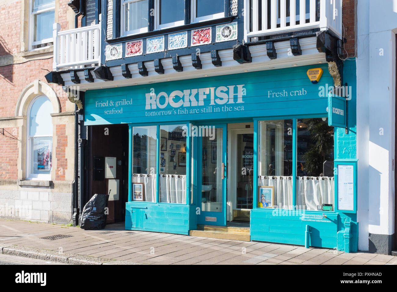 Du restaurant de fruits de mer sur le remblai à Dartmouth, Devon, UK Banque D'Images