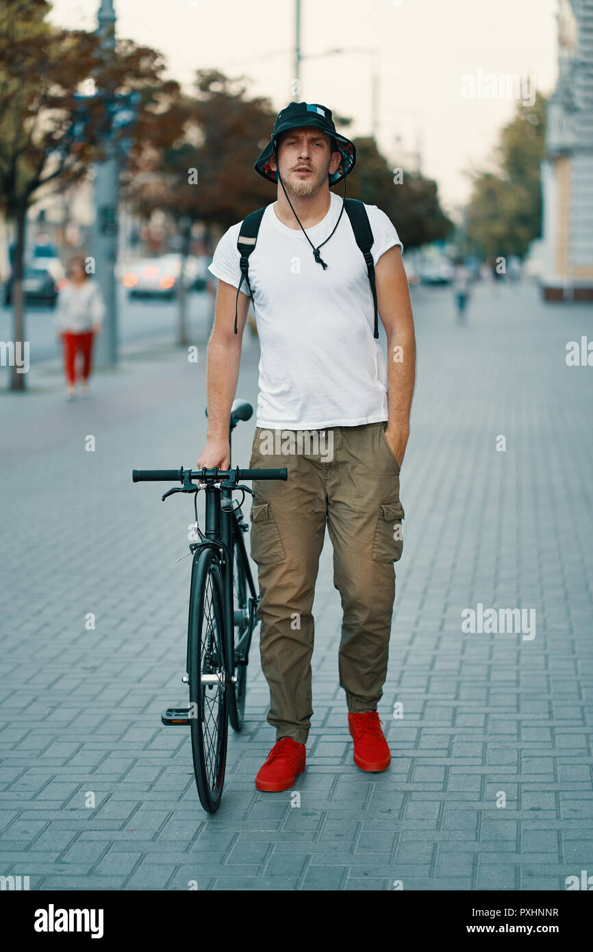 Moderne Plein Dans Homme La Air De Portrait RueAssis Jeune D'un O8wXkn0P