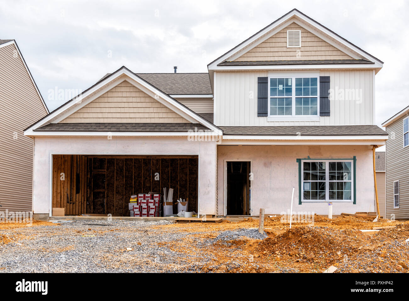 Coup horizontal d'une maison de deux étages en construction dans un nouveau lotissement. Toutes les marques et signes visibles ont été supprimés. Banque D'Images