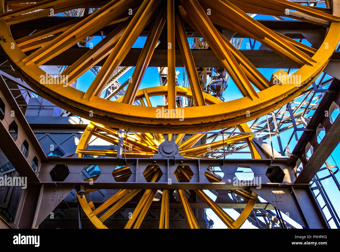 France Paris, l'ascenseur dans les roues de l'intérieur de la Tour Eiffel Banque D'Images