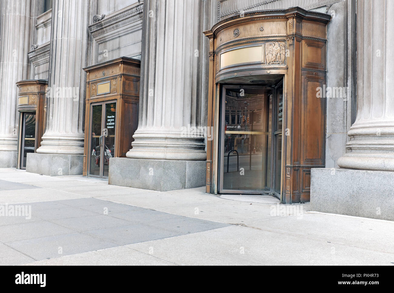 Au niveau de la rue en laiton ouvragé sur des portes d'entrée de l'immeuble 925, précédemment le Huntington Bank Building, dans le centre-ville de Cleveland, Ohio, USA. Banque D'Images