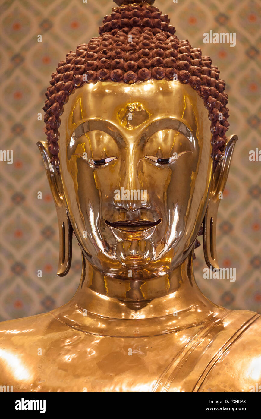 Portrait frontal du Bouddha d'Or de Wat Traimit, Bangkok, Thaïlande. Banque D'Images