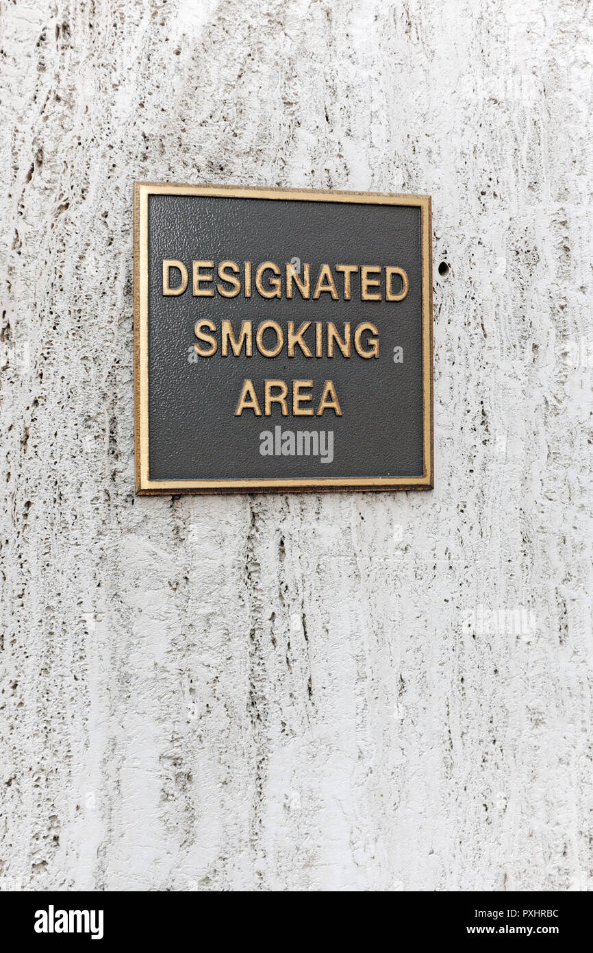 Espace fumeurs noir et l'or sur le côté d'un bâtiment à Cleveland, Ohio, USA. Banque D'Images