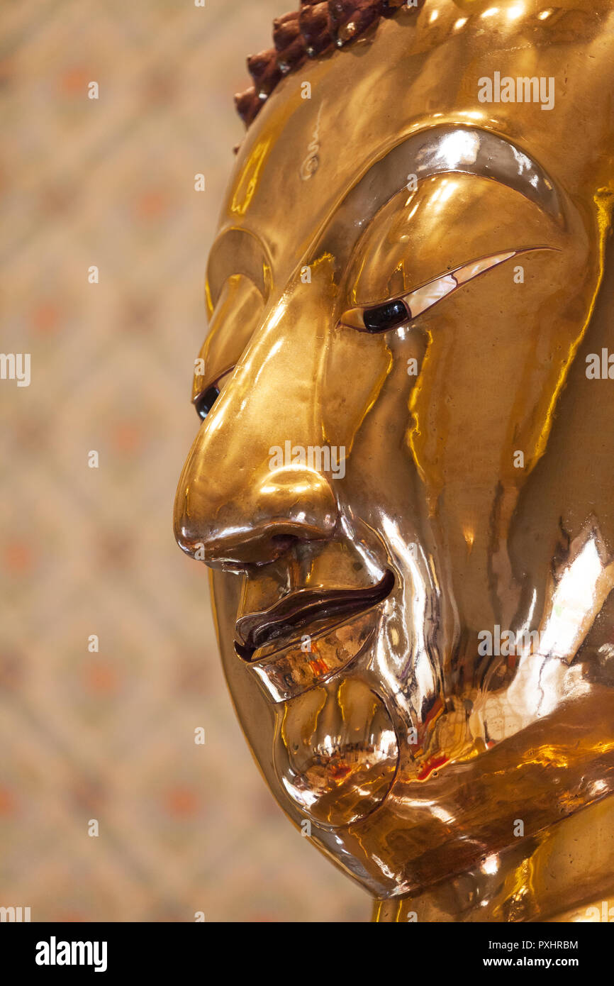 Le visage de Bouddha en or au Wat Traimit, Bangkok, Thaïlande. Banque D'Images