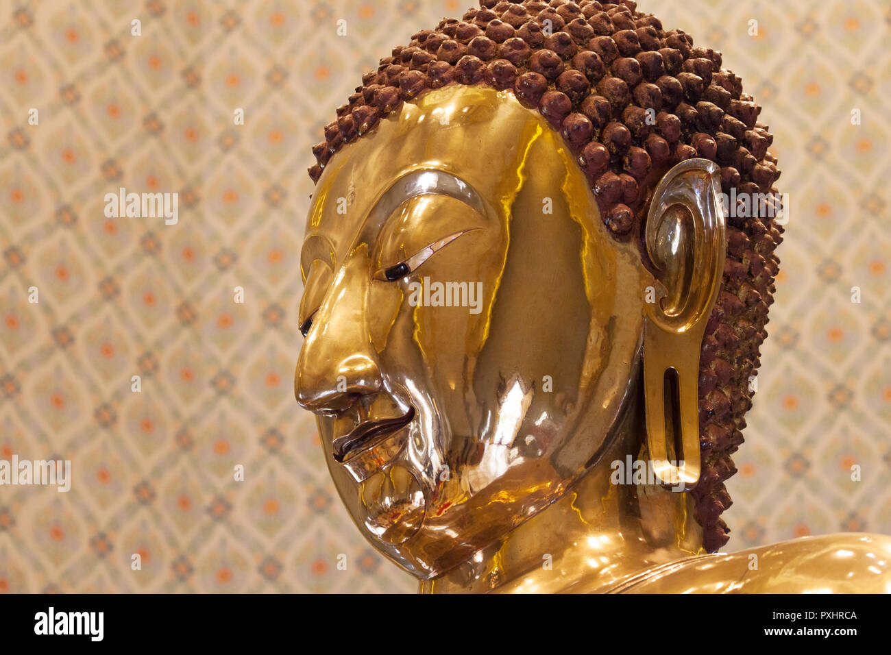 Portrait de profil du Bouddha d'Or de Wat Traimit, Bangkok, Thaïlande. Banque D'Images