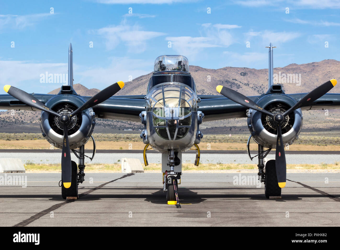 North American B-25 Mitchell bomber moyen sur la rampe à Reno-Stead Airport de Nevada. Banque D'Images