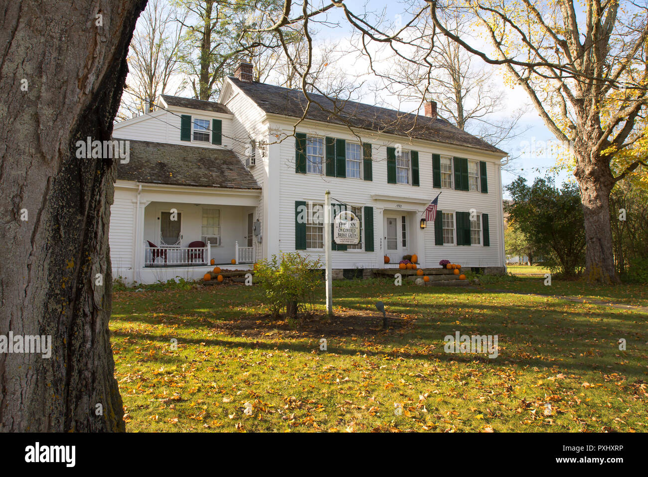 L'Auberge Du Pont couvert sur vert. Ancienne maison d'America's most beloved illustrator/artiste, Norman Rockwell. Banque D'Images