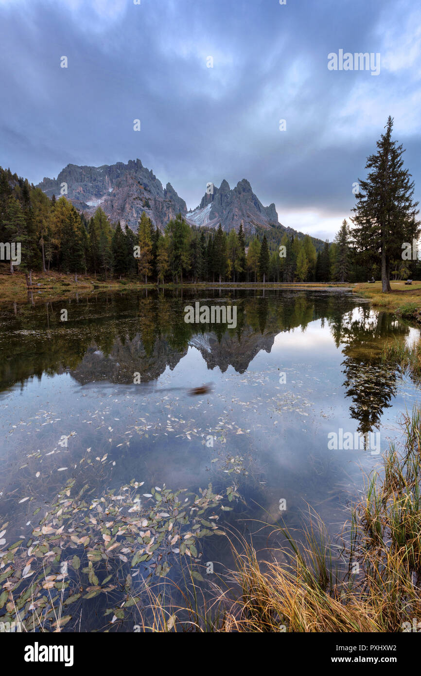 Belle matinée avec mountain reflection à Antorno lake, Italie, Europe Banque D'Images