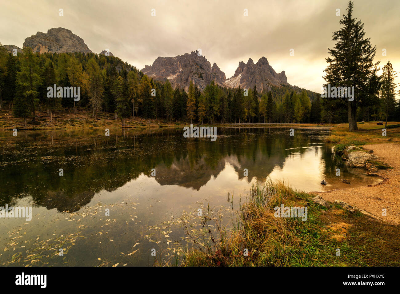 Nuageux matin à Antorno lake, chaud matin couleurs et belle réflexion. L'Italie, l'Europe Banque D'Images