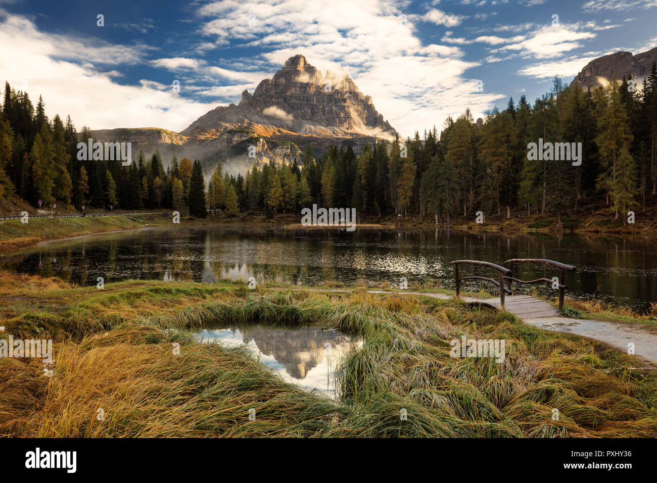 La fin de l'automne avec les couleurs rouge à Antorno lac avec belle Tre Cime di Lavaredo mountain la réflexion. L'Italie, l'Europe Banque D'Images