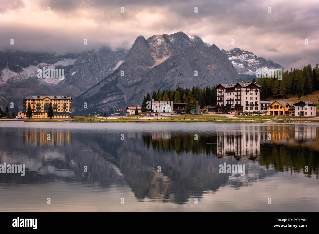 Vue de Punta Sorapis montagne des Dolomites dans la matinée avec la réflexion sur le célèbre lac de Misurina Cortina d'Ampezzo en Italie Banque D'Images