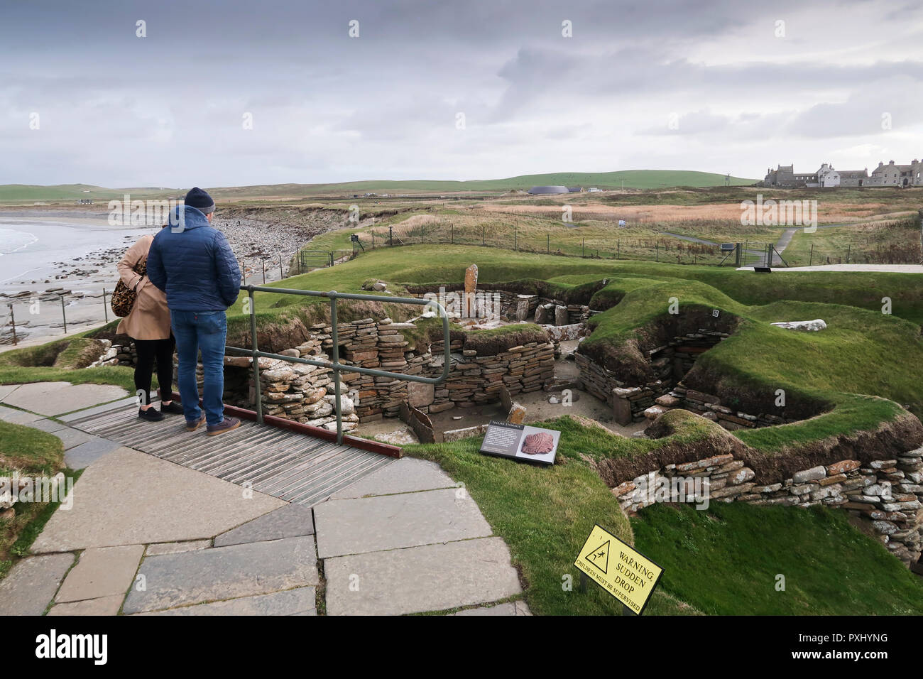 Visiteurs à Skara Brae Site historique l'Orkney Banque D'Images