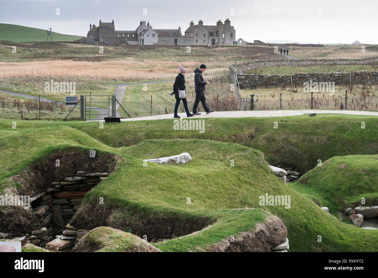 Visiteurs à Skara Brae Site historique l'Orkney Banque D'Images
