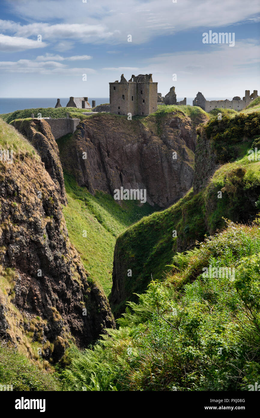 Cliffs à brûler d'Halymyres stream menant à Maison-tour de Donnottar Château 13ème siècle ruines près de Stonehaven Ecosse UK Banque D'Images