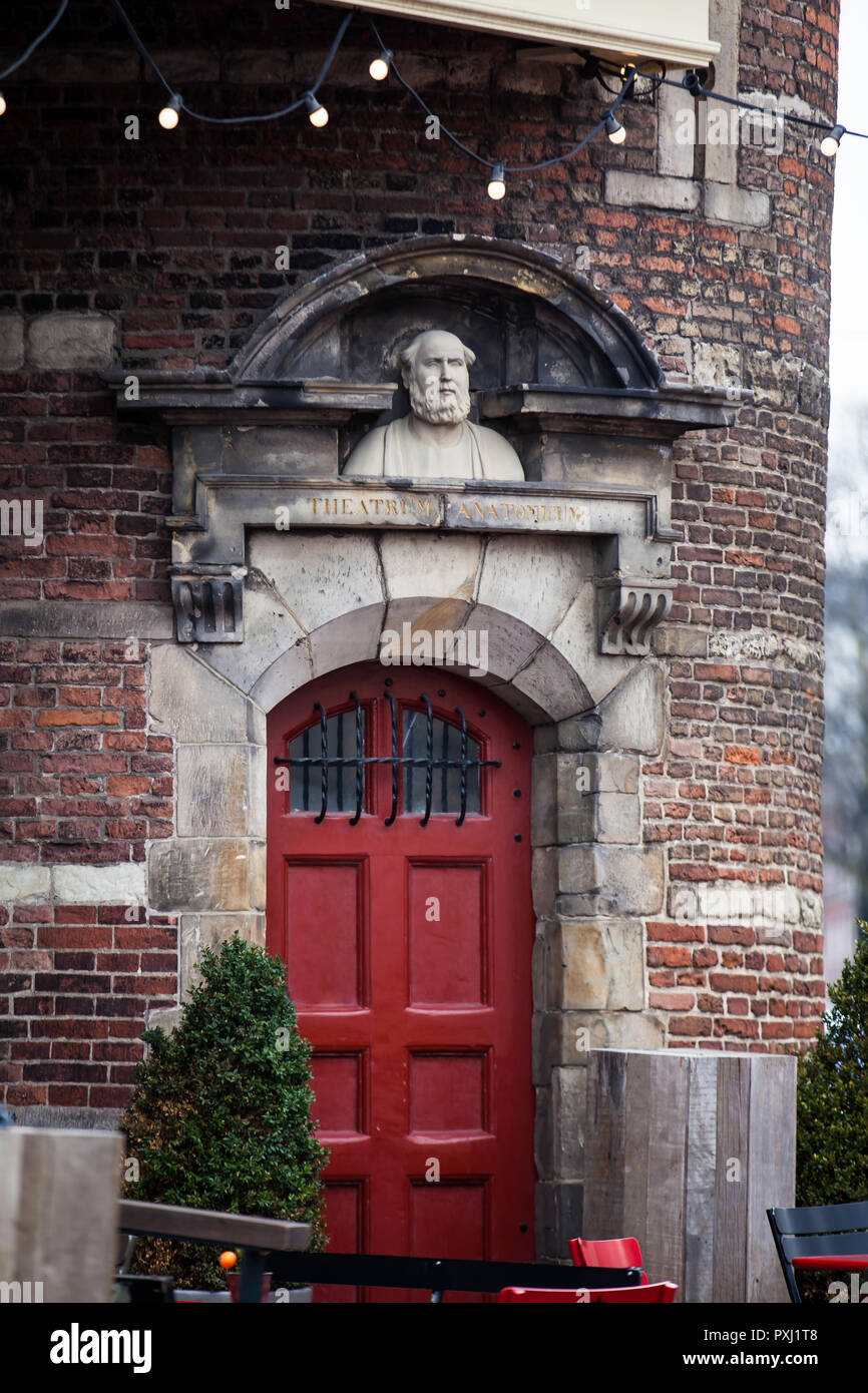 AMSTERDAM, Pays-Bas - Mars, 2018 : constructions traditionnelles à l'ancien quartier central d'Amsterdam Banque D'Images