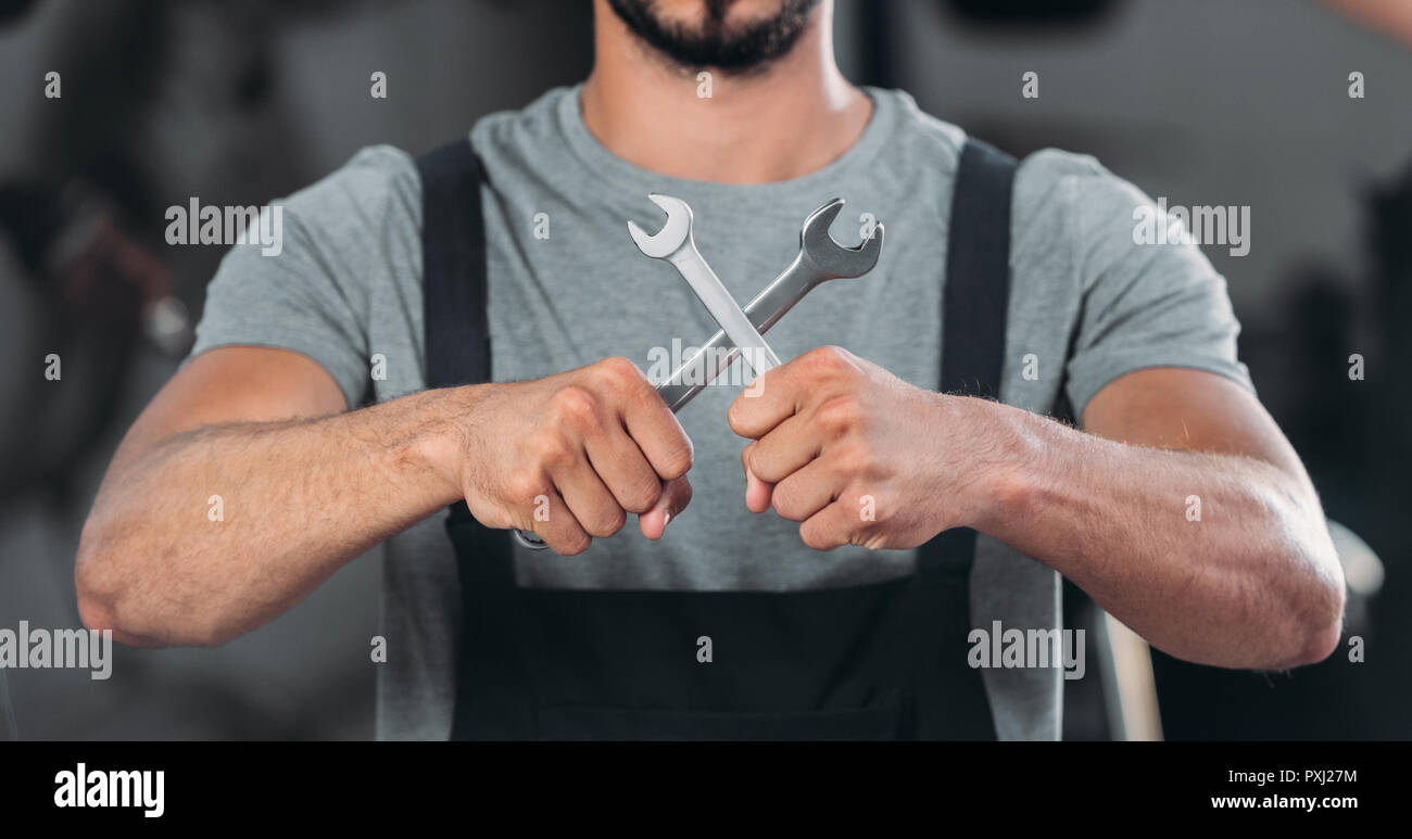 Portrait de auto mechanic holding deux clés Banque D'Images