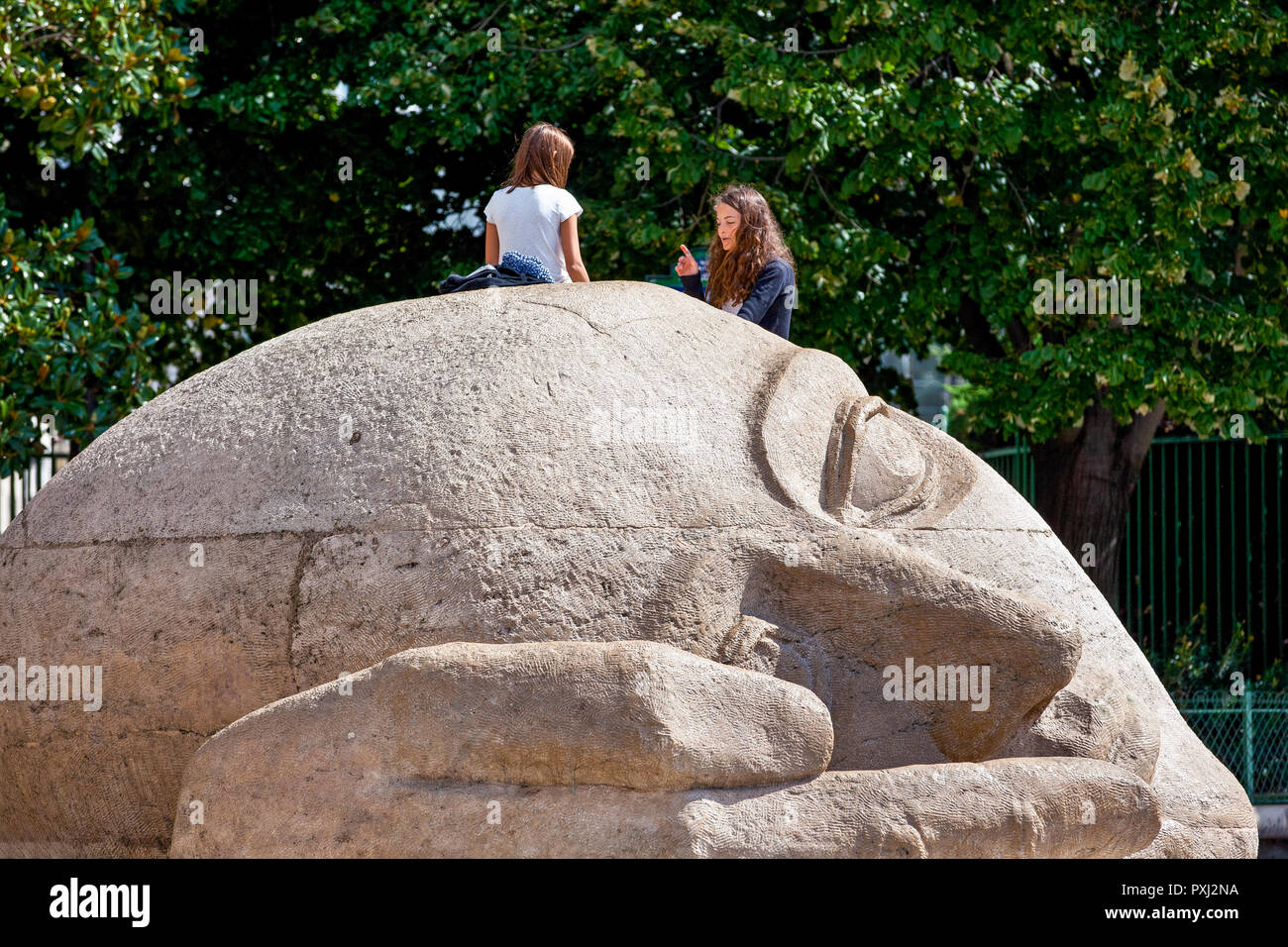 France Paris, place Saint Eustache, la sculpture L'Ecoute faites par Henry de Miller Banque D'Images