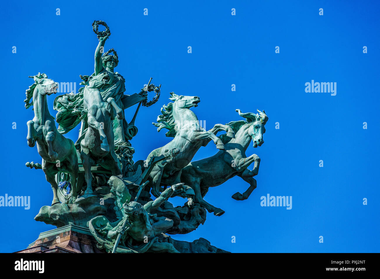 France Paris, Av. Winston Churchill, le groupe de sculptures sur le haut du Grand Palace Museum Banque D'Images