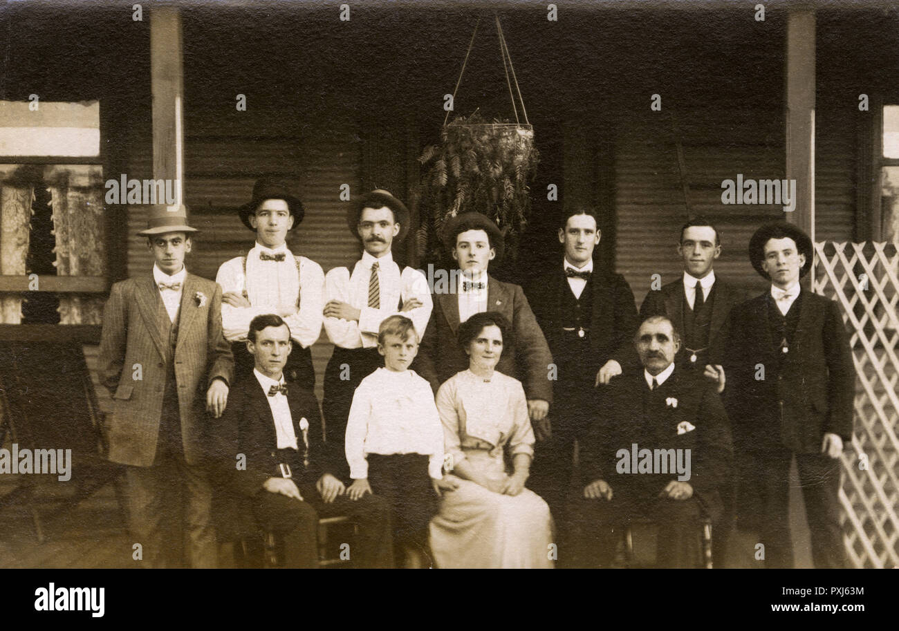 Australie - Grande famille à l'extérieur de la maison à Kalgoorlie Banque D'Images