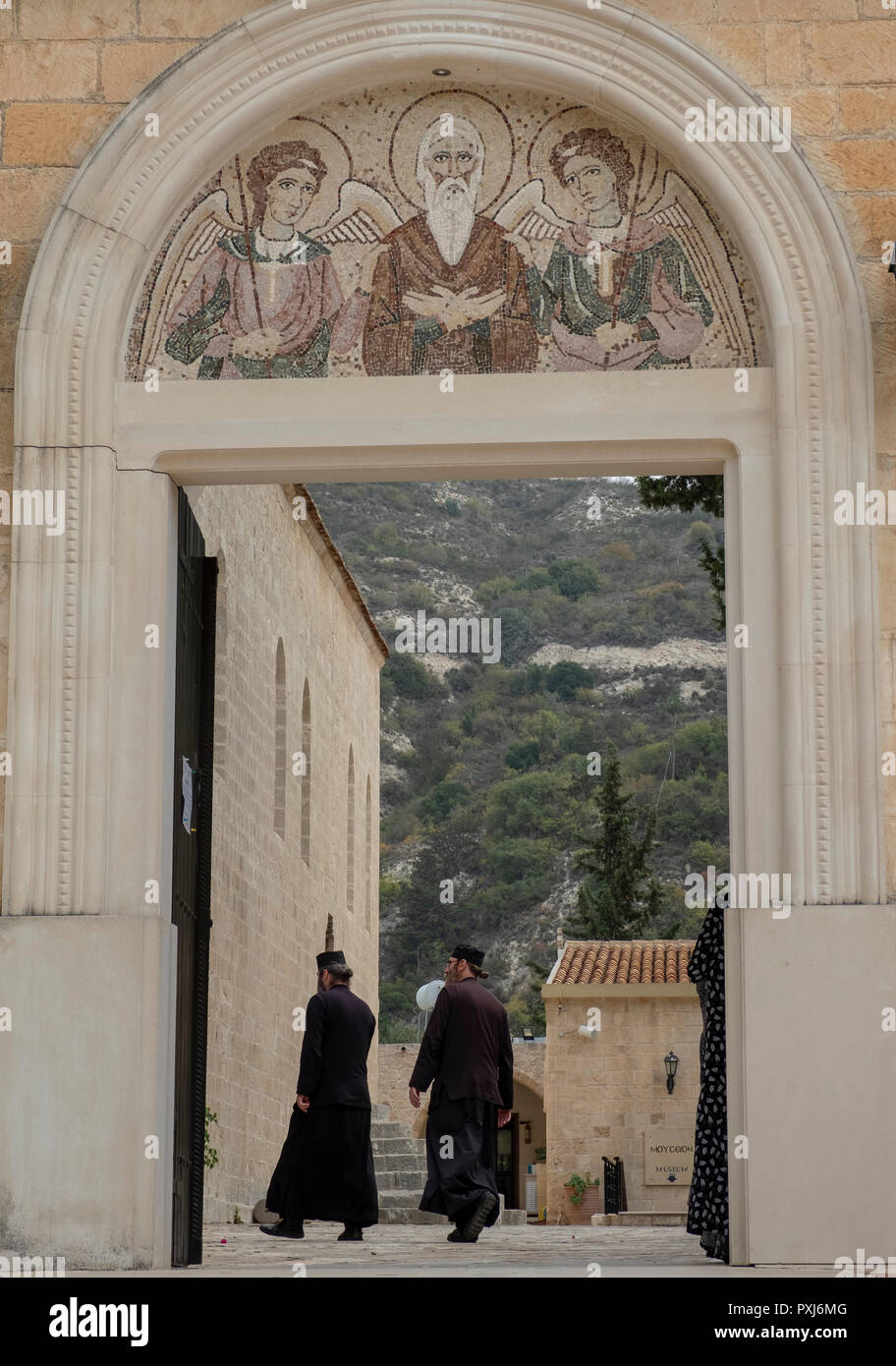 Deux moines orthodoxes chrétiens au monastère d'Agios Neophytos, près de Tala, district de Paphos, Chypre Banque D'Images