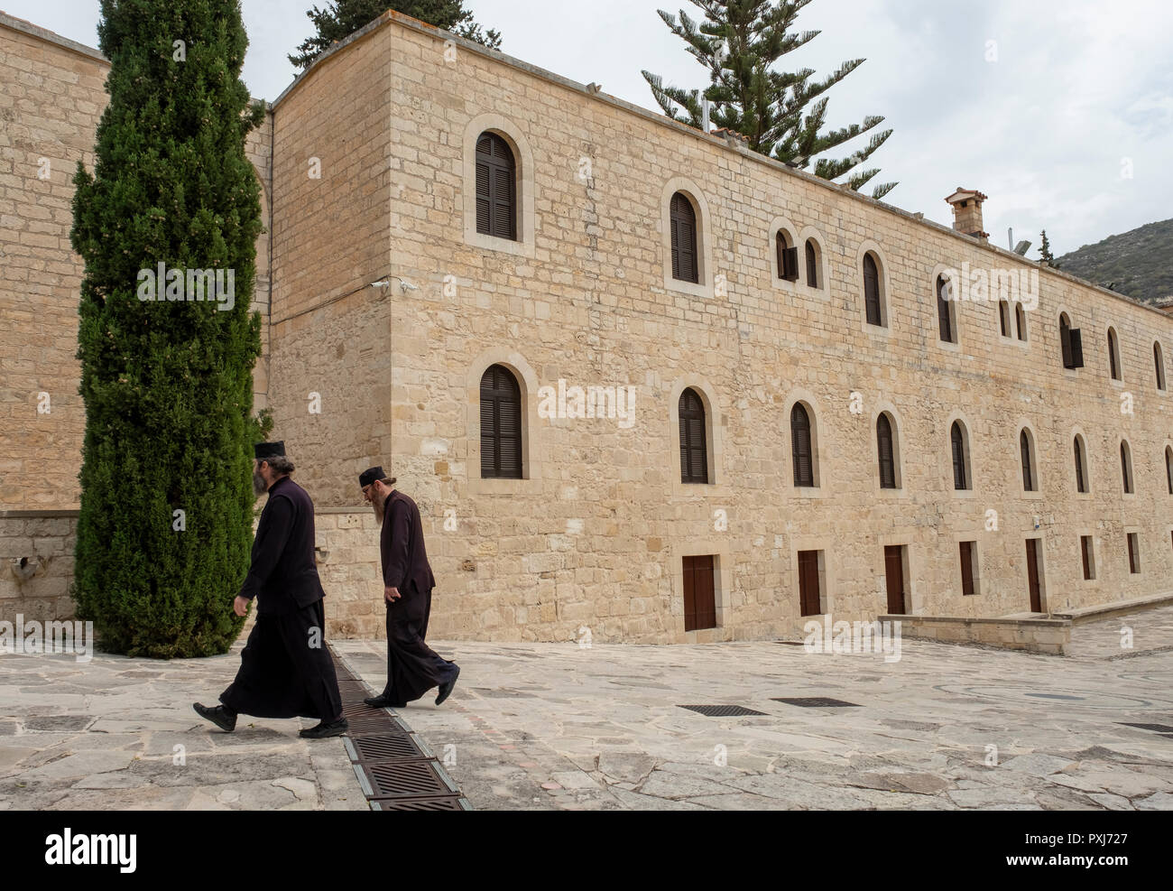 Deux moines orthodoxes chrétiens au monastère d'Agios Neophytos, près de Tala, district de Paphos, Chypre Banque D'Images