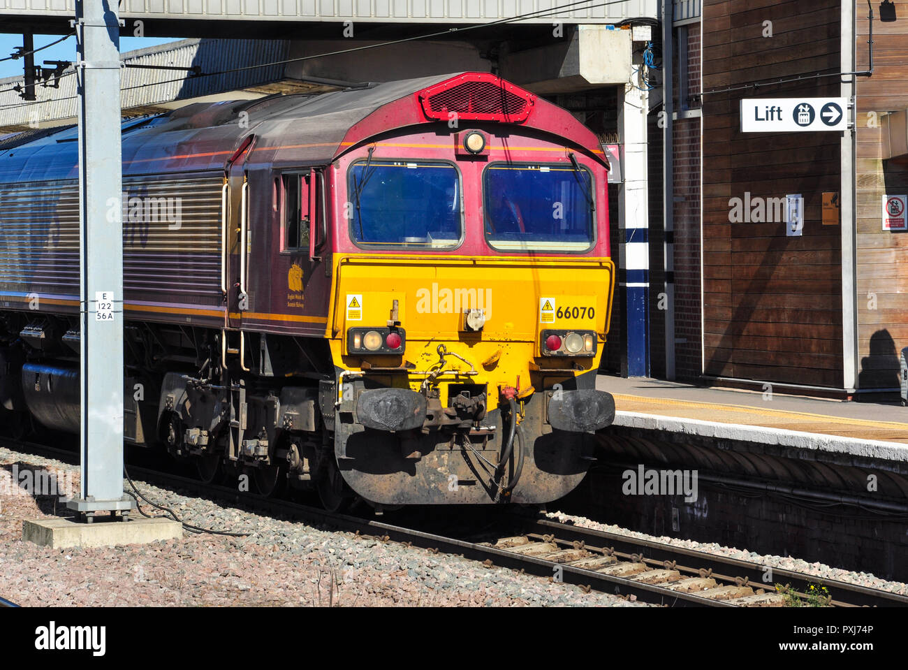 Classe 66 EWS locomotive diesel est à la tête d'un fret en direction sud à travers la station à Peterborough, Cambridgeshire, Angleterre, RU Banque D'Images