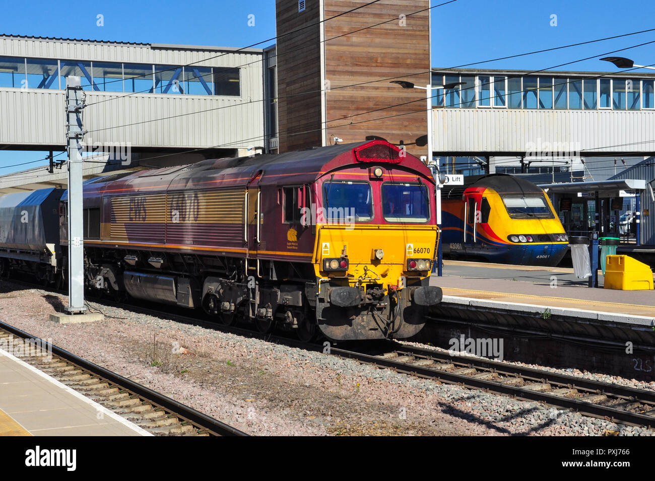 Classe 66 EWS locomotive diesel est à la tête d'un fret en direction sud à travers la station à Peterborough, Cambridgeshire, Angleterre, RU Banque D'Images