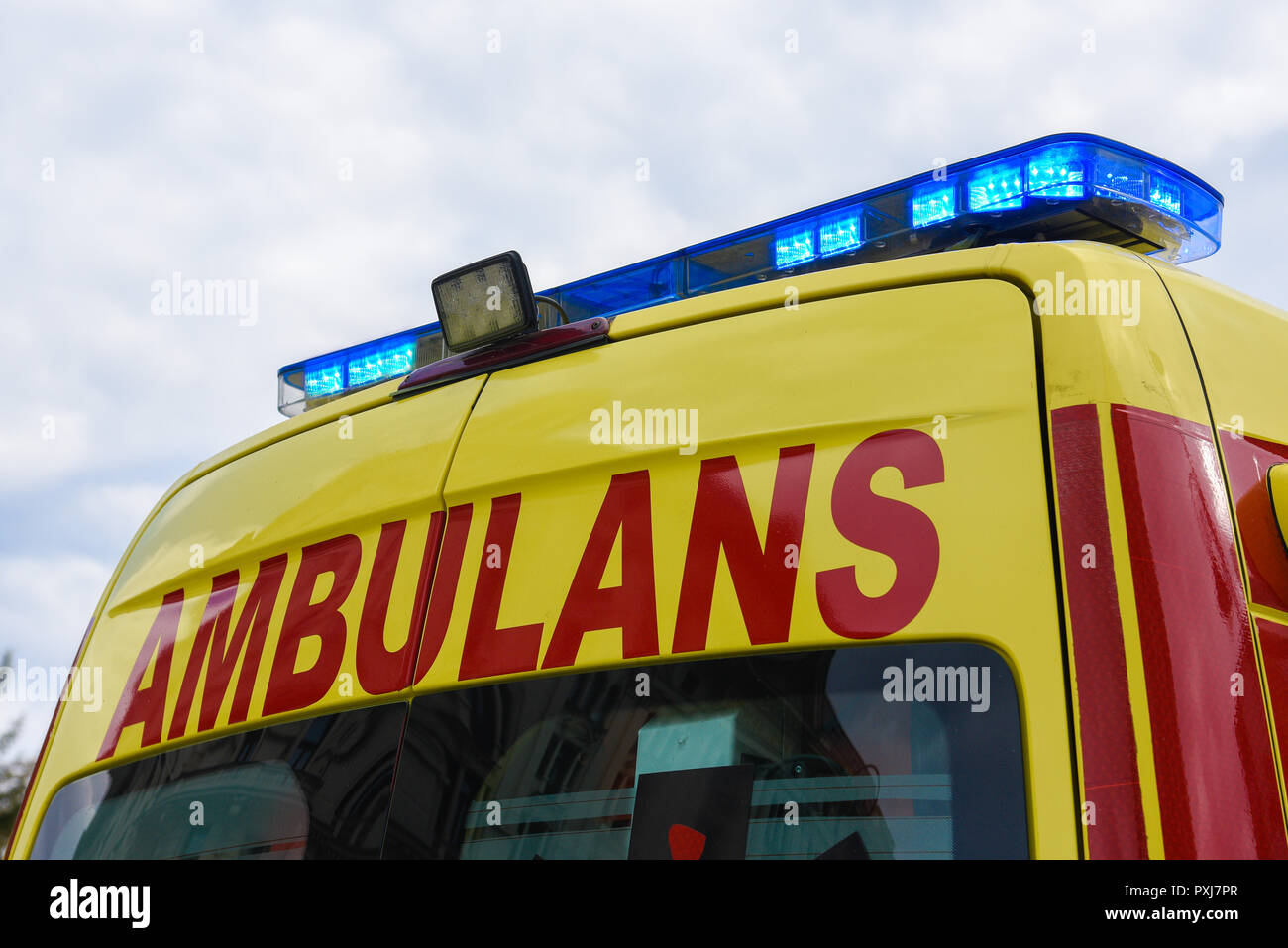 Voiture Ambulance jaune néon bleu avec les feux d'avertissement. Banque D'Images Voiture Ambulance jaune néon bleu avec les feux d'avertissement. Banque D'Images