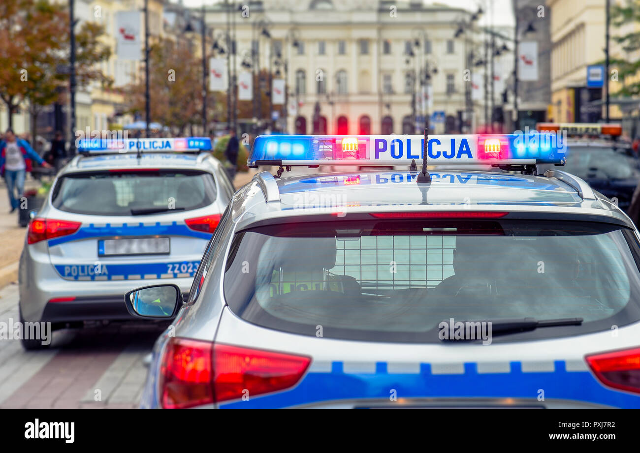 Les voitures de police en patrouille avec néon bleu et rouge clignotant feux d'avertissement. Banque D'Images Les voitures de police en patrouille avec néon bleu et rouge clignotant feux d'avertissement. Banque D'Images