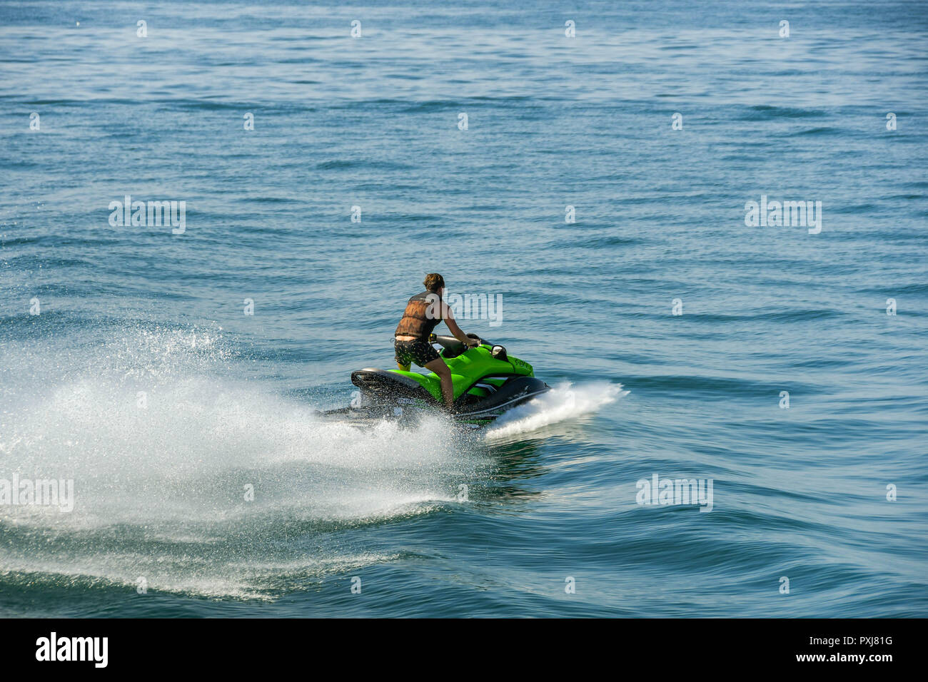 Faire du jet ski lac de garde Banque de photographies et d’images à haute résolution Alamy Faire du jet ski lac de garde Banque de photographies et d’images à haute résolution Alamy