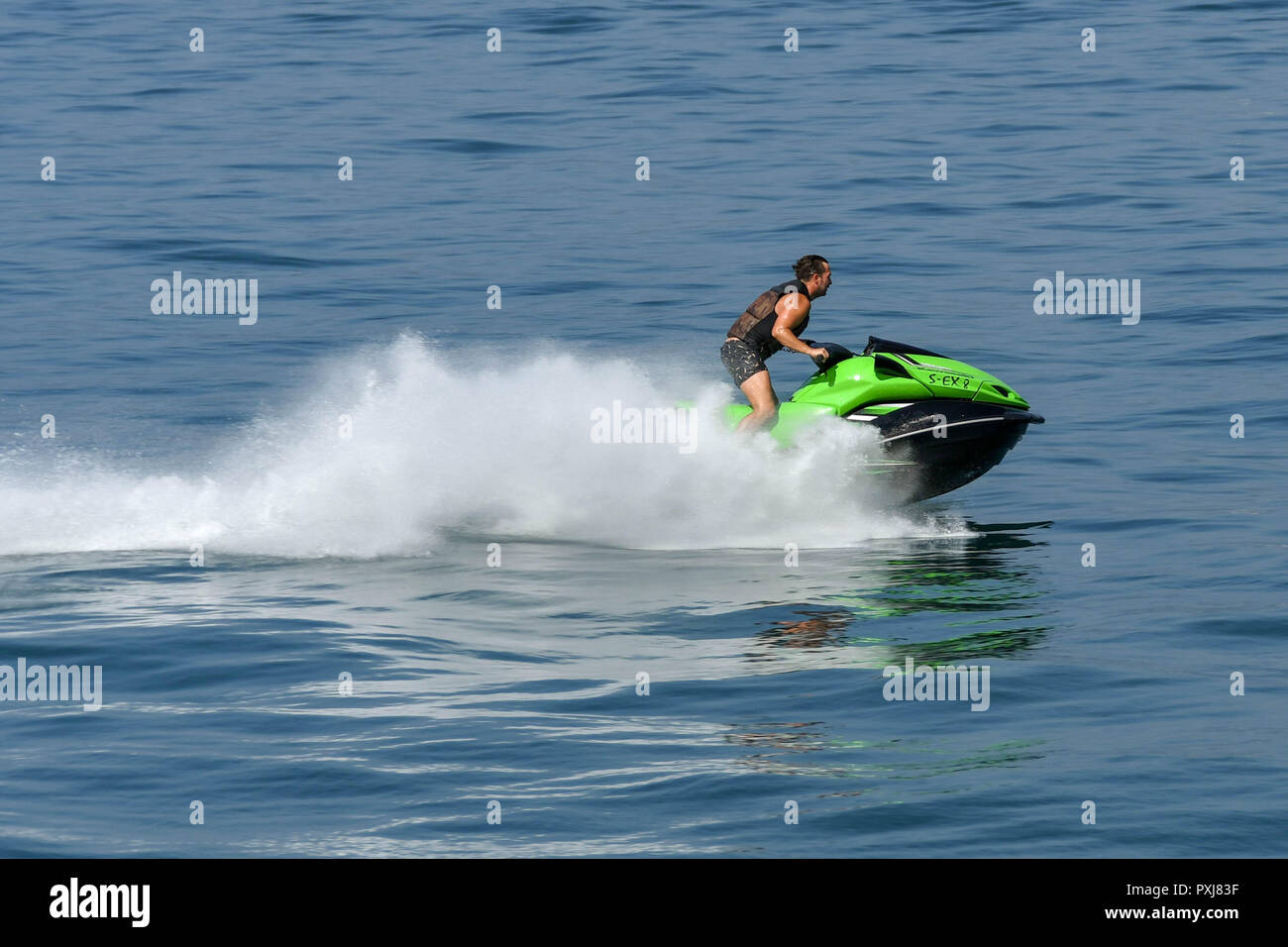 Le lac de Garde, ITALIE - Septembre 2018 : personne un rapide jet ski effleurer la surface du lac de Garde. Banque D'Images