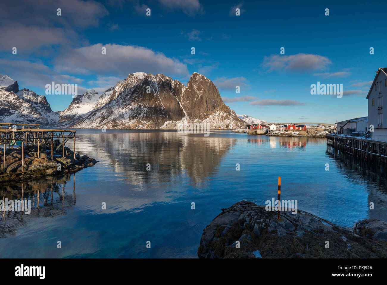 Reflet de la montagne dans le fjord de Hamnoy près de Reine pendant l'hiver, les Lofoten Banque D'Images