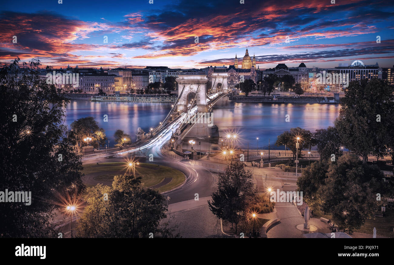 Magnifique coucher de soleil sur la capitale de la Hongrie, Budapest. Vue  aérienne avec le Danube, le Pont des chaînes et de l'édifice du Parlement  Photo Stock - Alamy