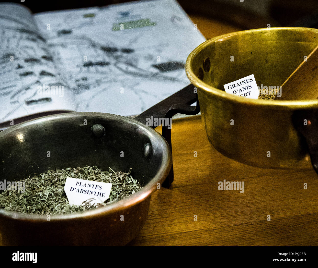 Absinthe production en France et en Suisse. Surtout la vermouth donne à l'absinthe la note amère. Par distillation, le niveau d'amertume élevé dans la vermouth est adouci. Dans le musée, vous pouvez essayer la bouche sèche et découvrir rapidement qu'elle est imbuvable purement Banque D'Images