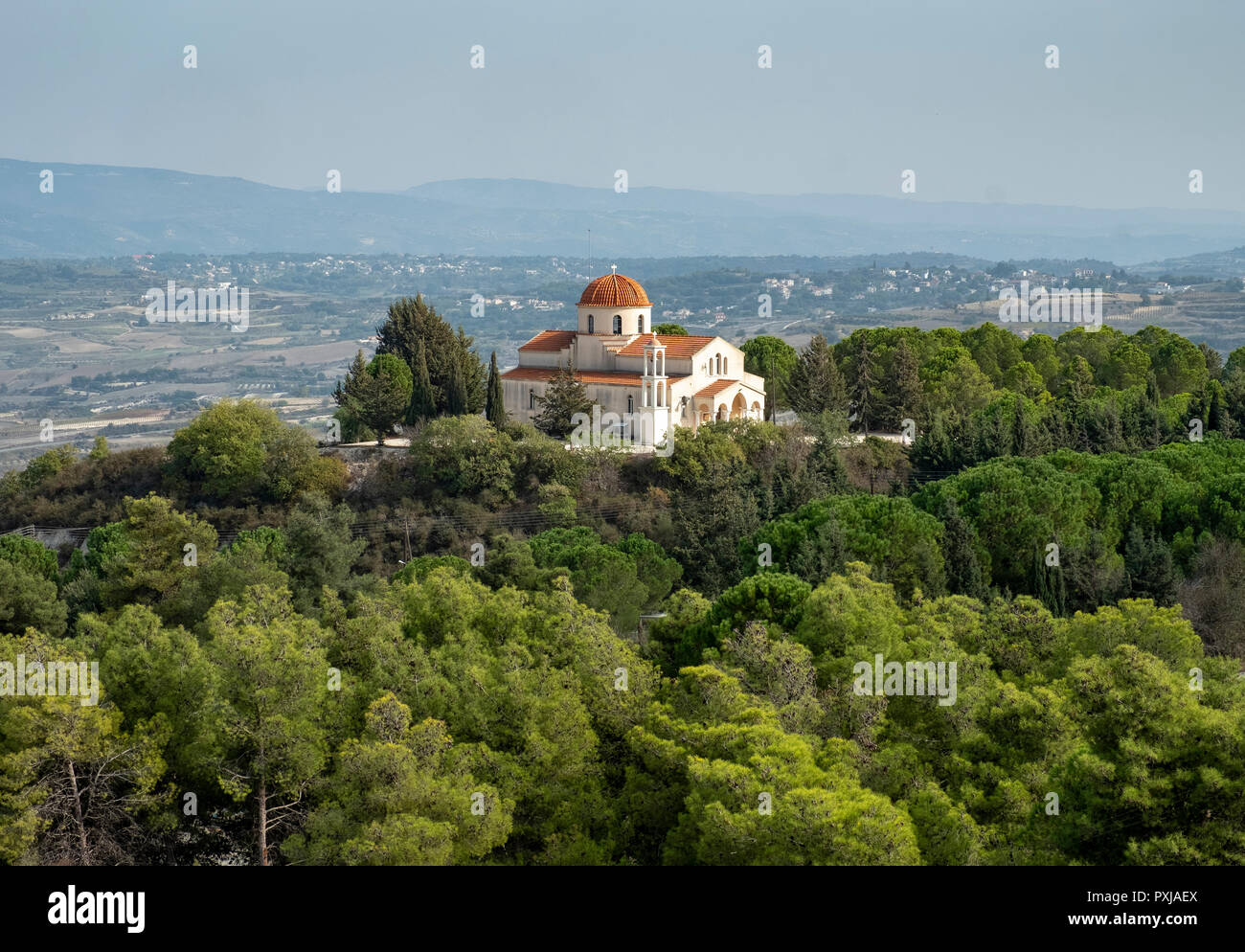 L'église dans le village de Pano Theletra est situé sur une position surélevée entourée d'arbres. Banque D'Images