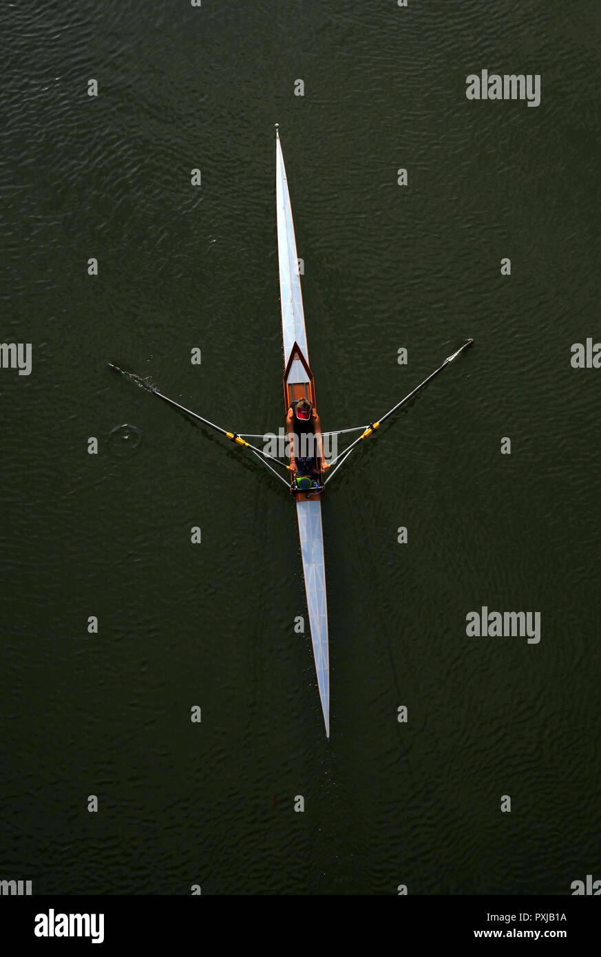 AJAXNETPHOTO. PORT MARLY, FRANCE. - LONESOME ROWER - UN SEUL AVIRON SCULL FAIT SON CHEMIN EN AMONT EN DIRECTION DE PARIS. PHOTO:JONATHAN EASTLAND/AJAX REF : 181909 GX8  362 Banque D'Images