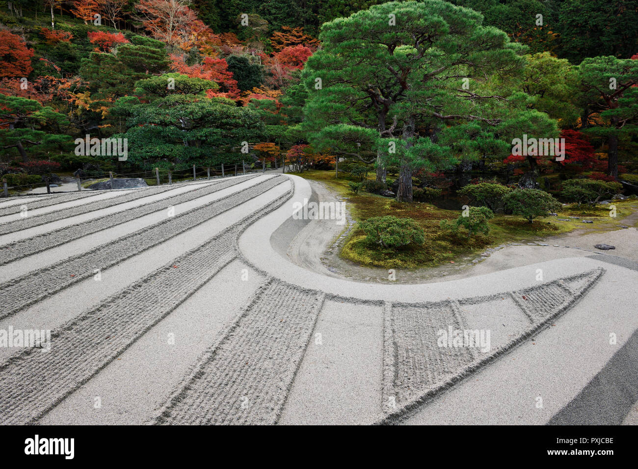 Licence disponible à MaximImages.com Ginshadan, jardin de sable avec des rayures, représentant sur l'un des lacs Fuji, dans un paysage d'automne de Ginkaku-ji, Japon Banque D'Images